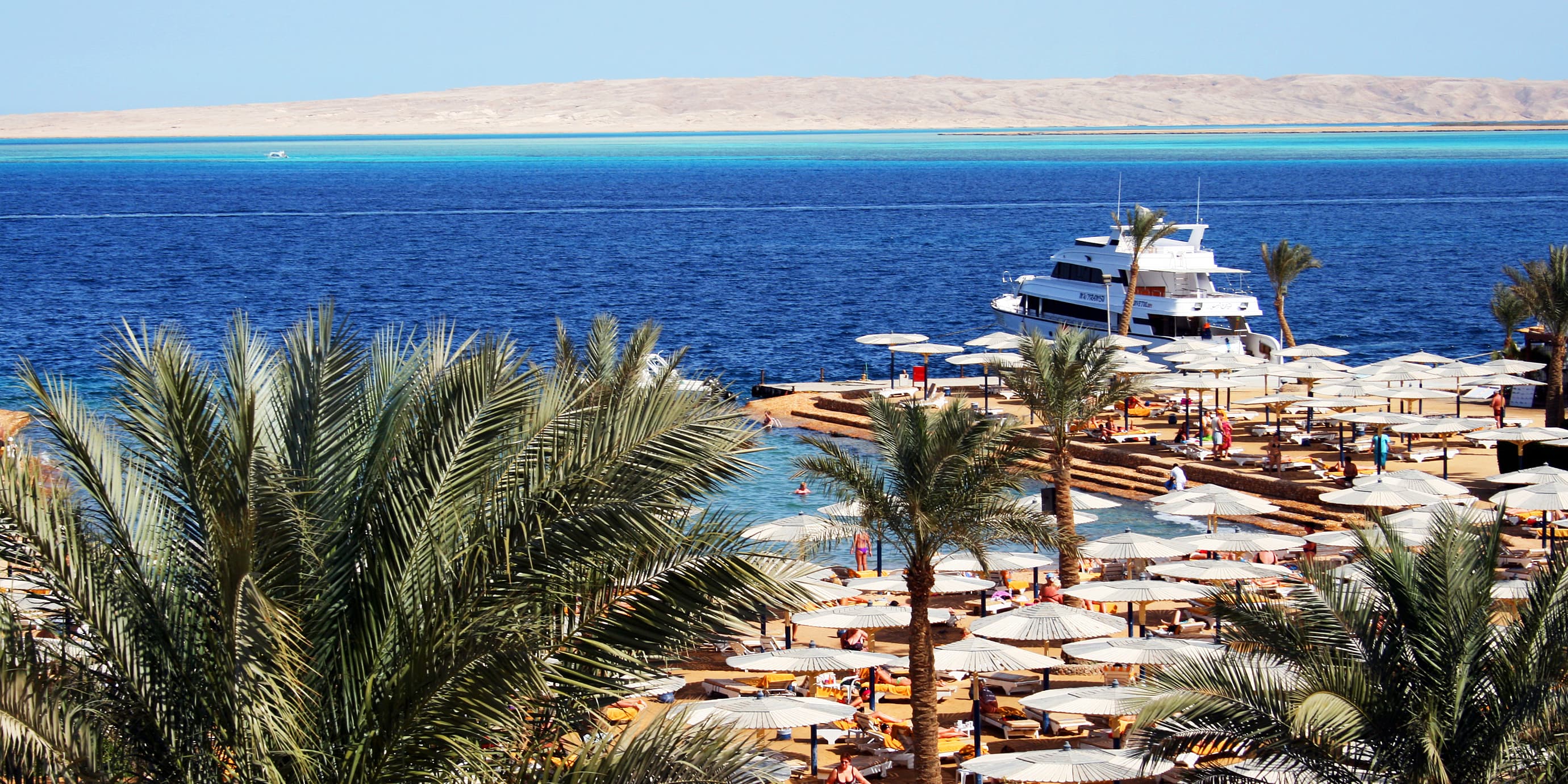 Spiaggia di un hotel con una piccola marina a Hurghada