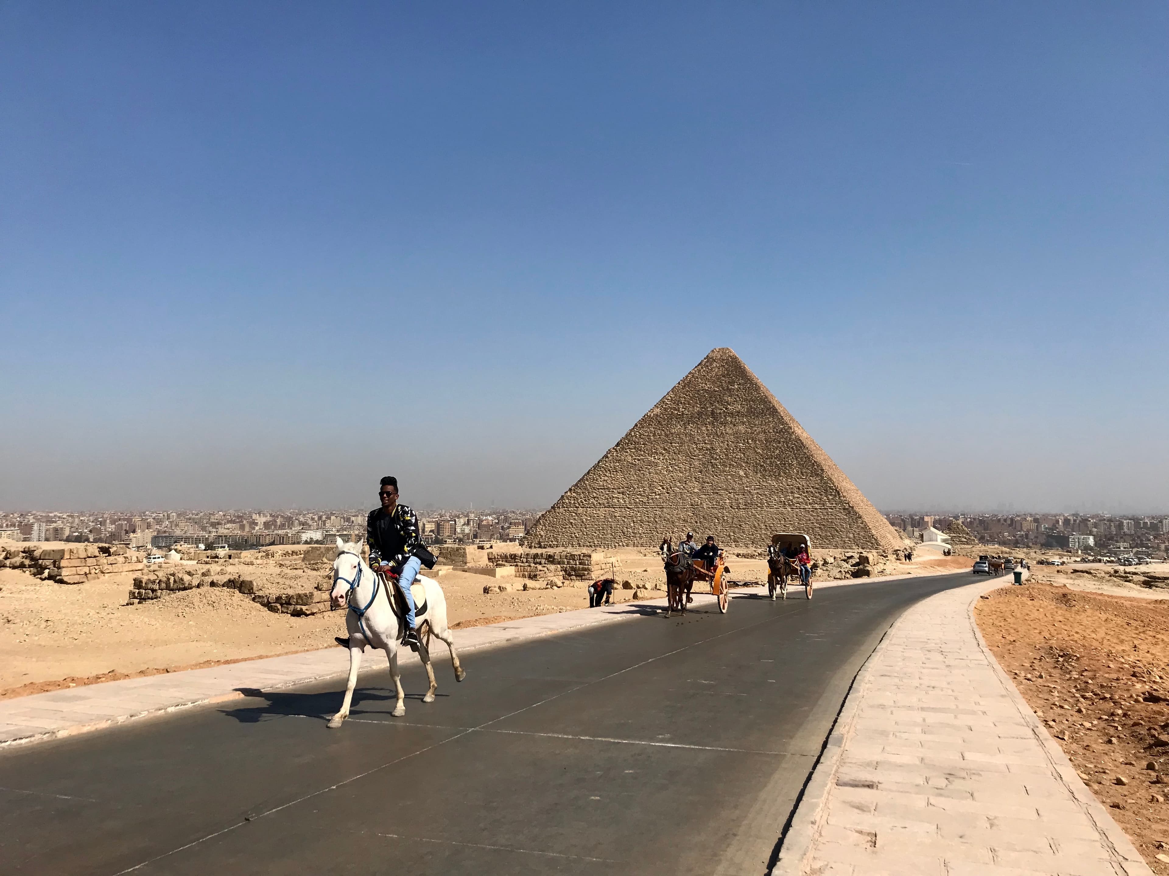 Un cavaliere a cavallo che visita le piramidi di Giza